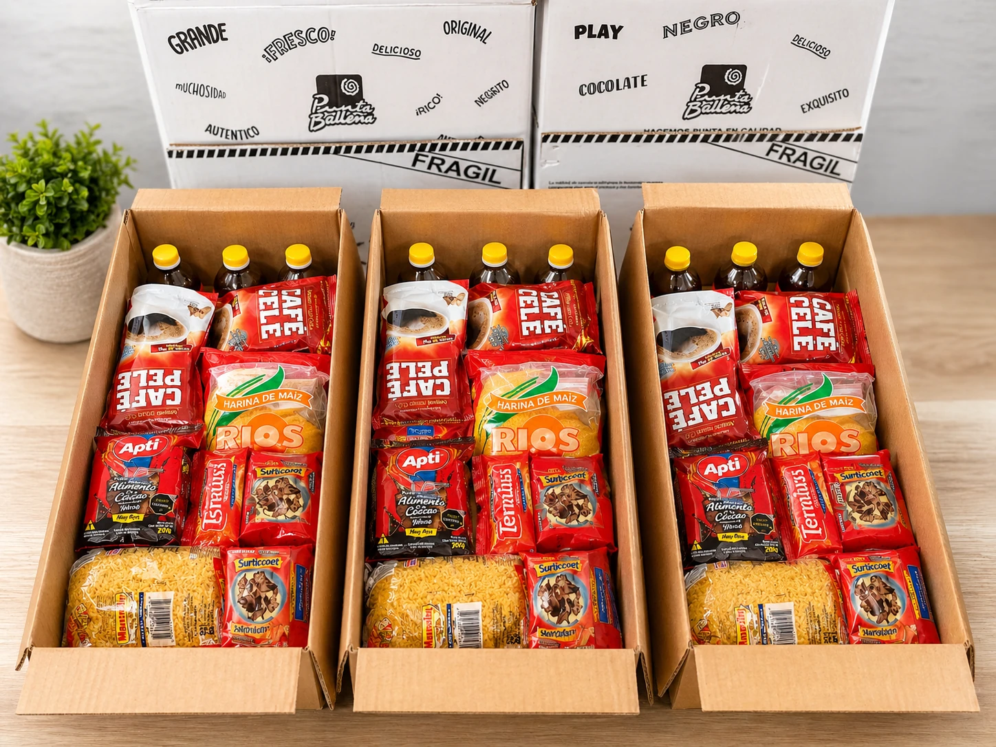 Cajas de canastas alimenticias en pallet listas para entrega